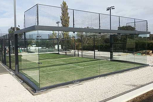 campo padel montaggio vetrate