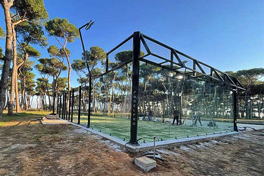 campo padel montaggio vetrate