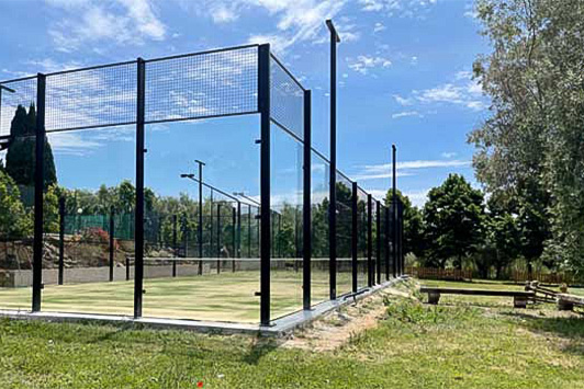 campo padel montaggio vetrate